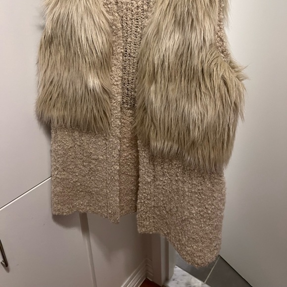 Sleeveless Cardigan with Faux Fur - Picture 4 of 15